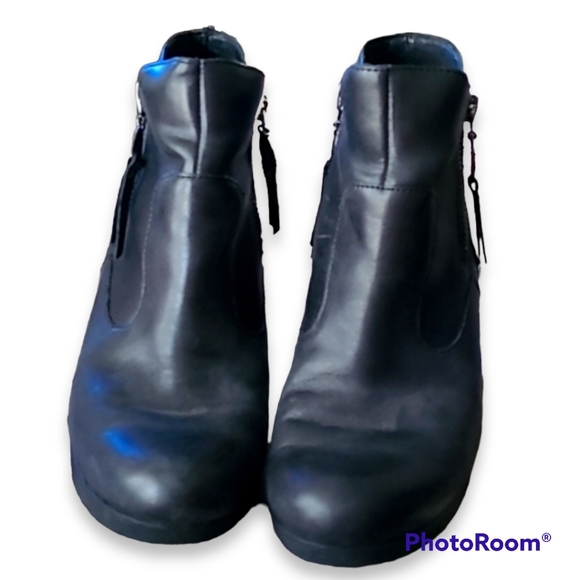 Ugg Black Leather Wedge Booties - Picture 3 of 9